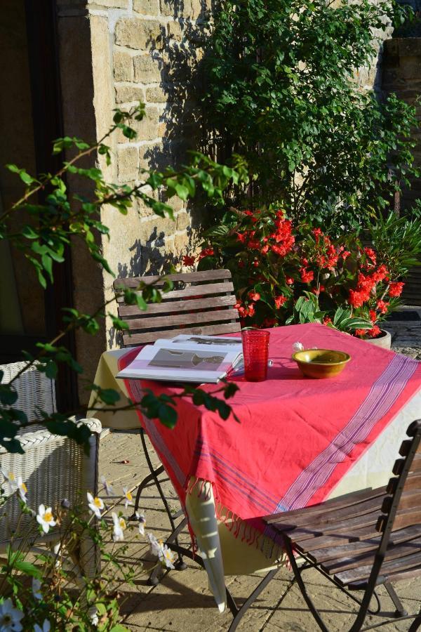 Bed and Breakfast La Cour Des Delices Gigny  Exterior foto