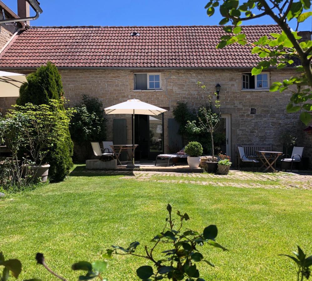 Bed and Breakfast La Cour Des Delices Gigny  Exterior foto
