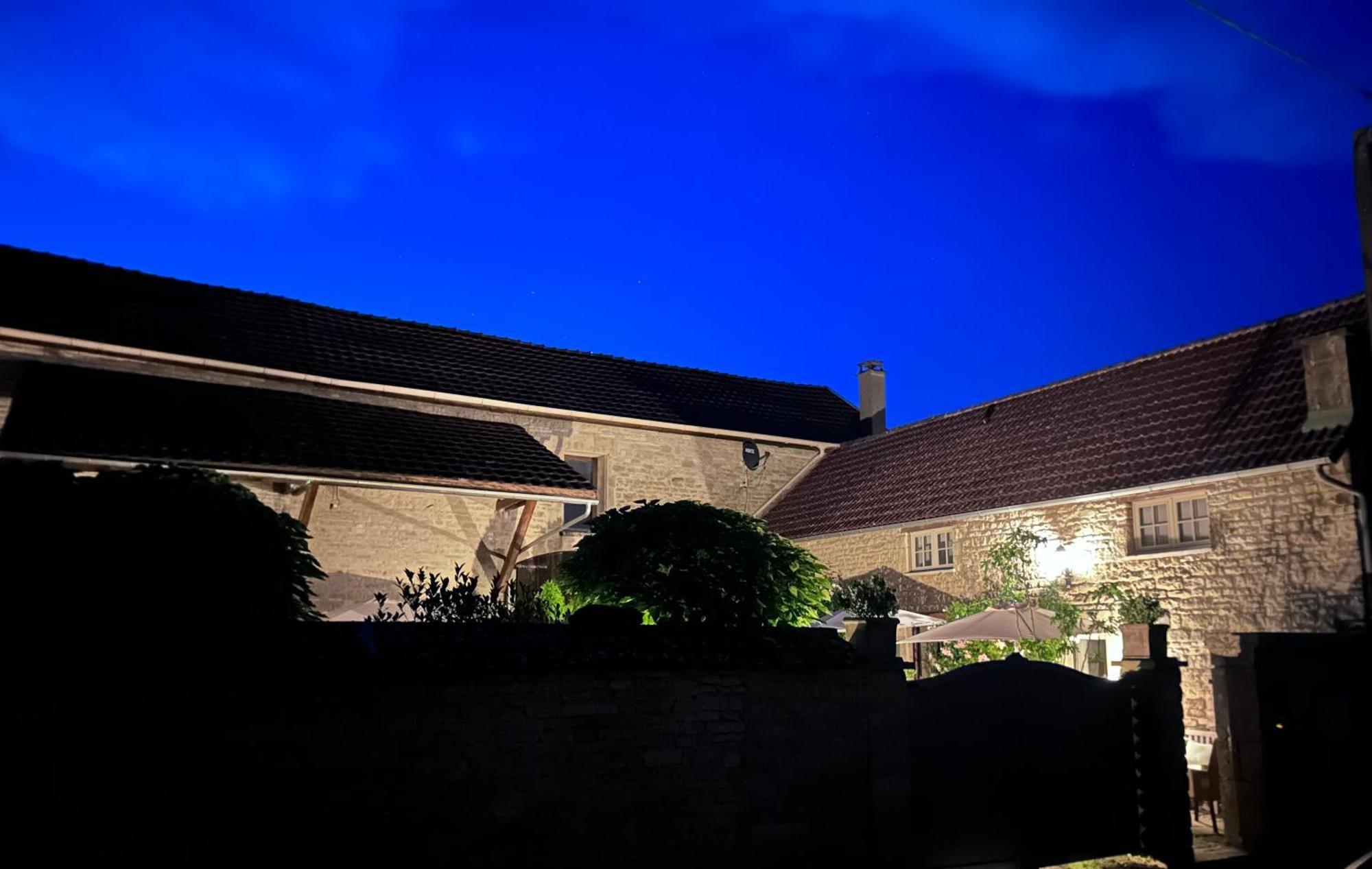 Bed and Breakfast La Cour Des Delices Gigny  Exterior foto