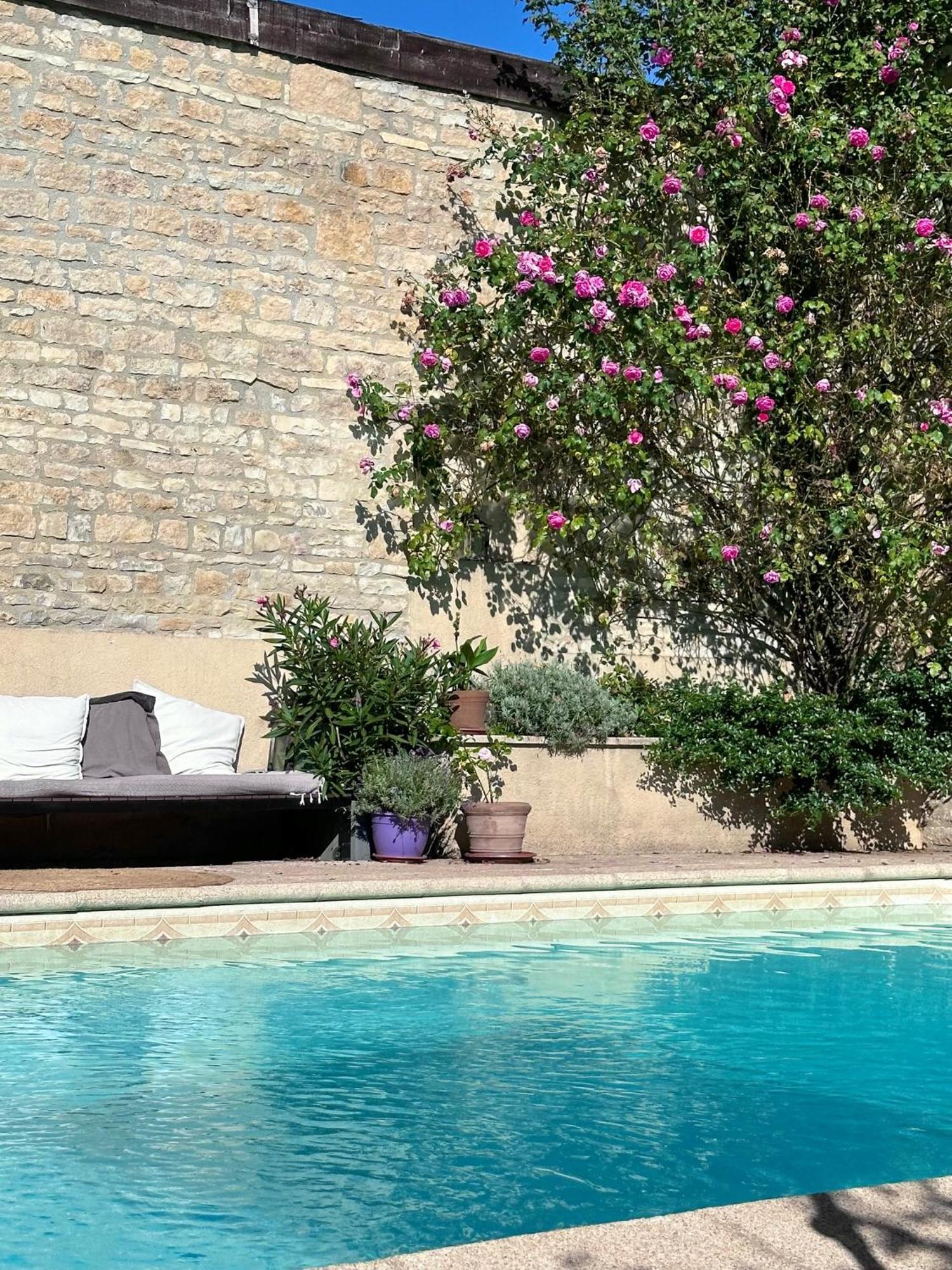 Bed and Breakfast La Cour Des Delices Gigny  Exterior foto