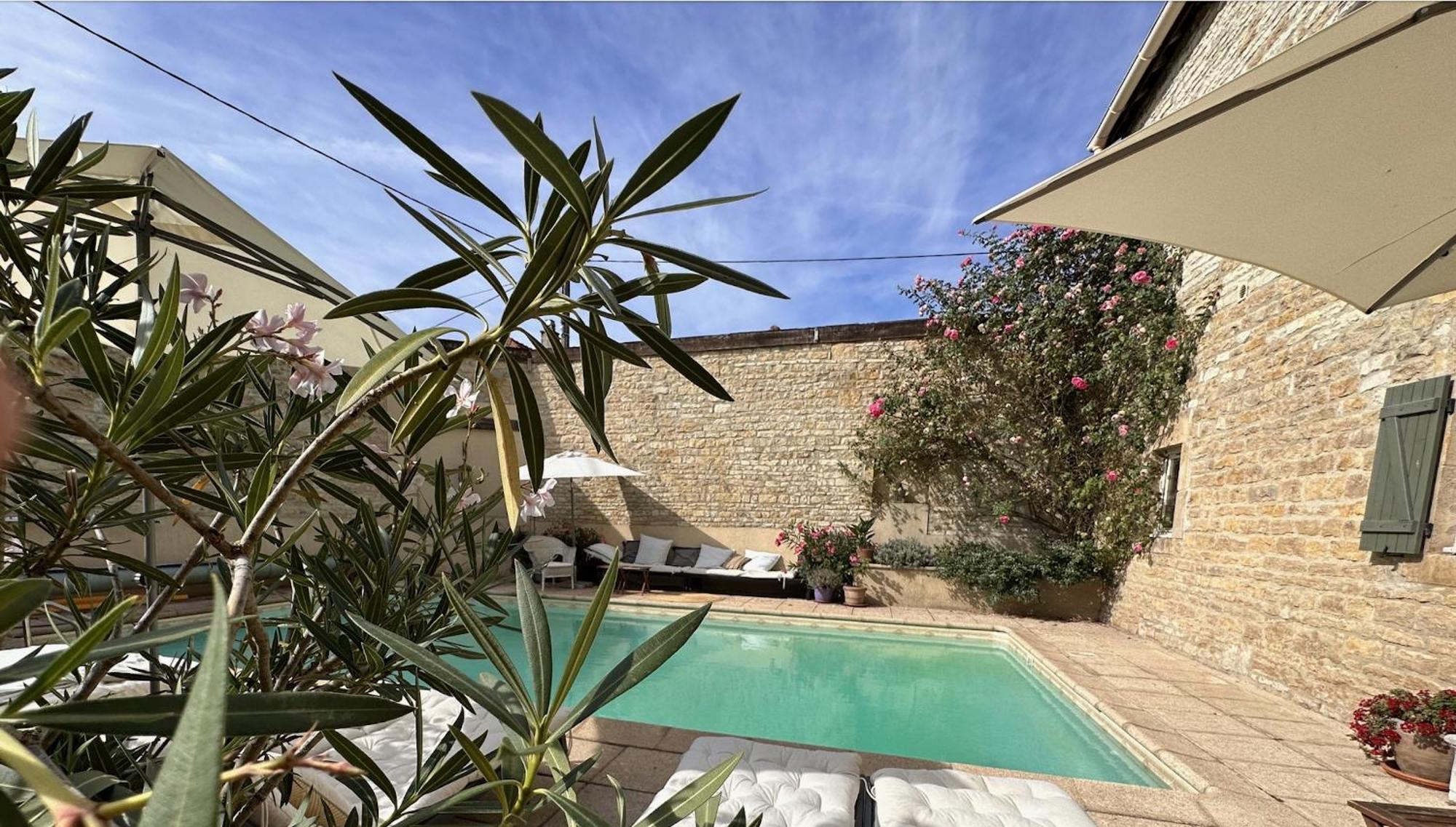 Bed and Breakfast La Cour Des Delices Gigny  Exterior foto