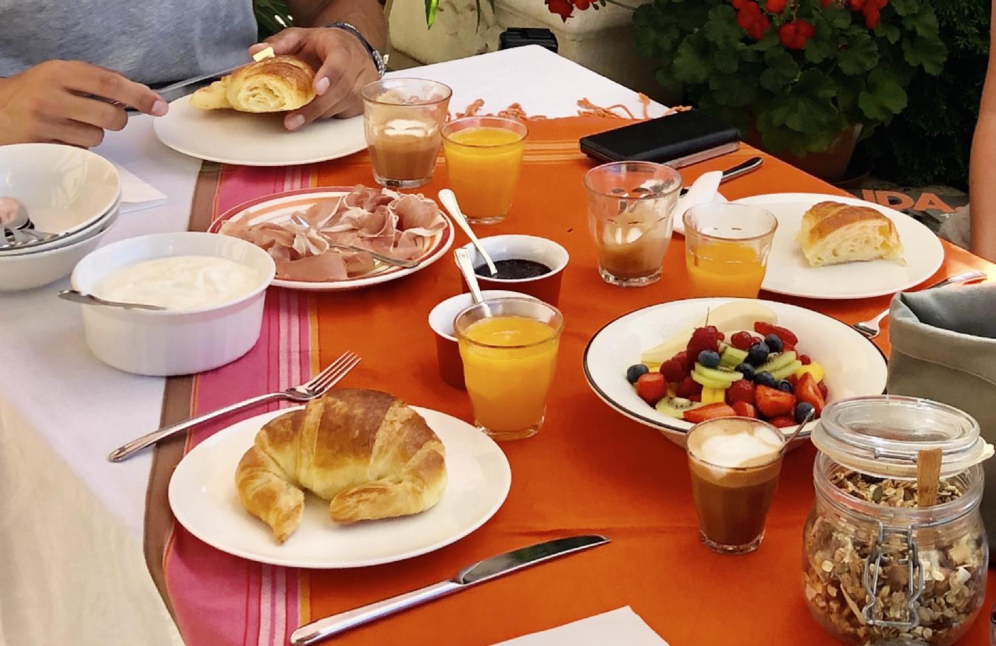 Bed and Breakfast La Cour Des Delices Gigny  Exterior foto