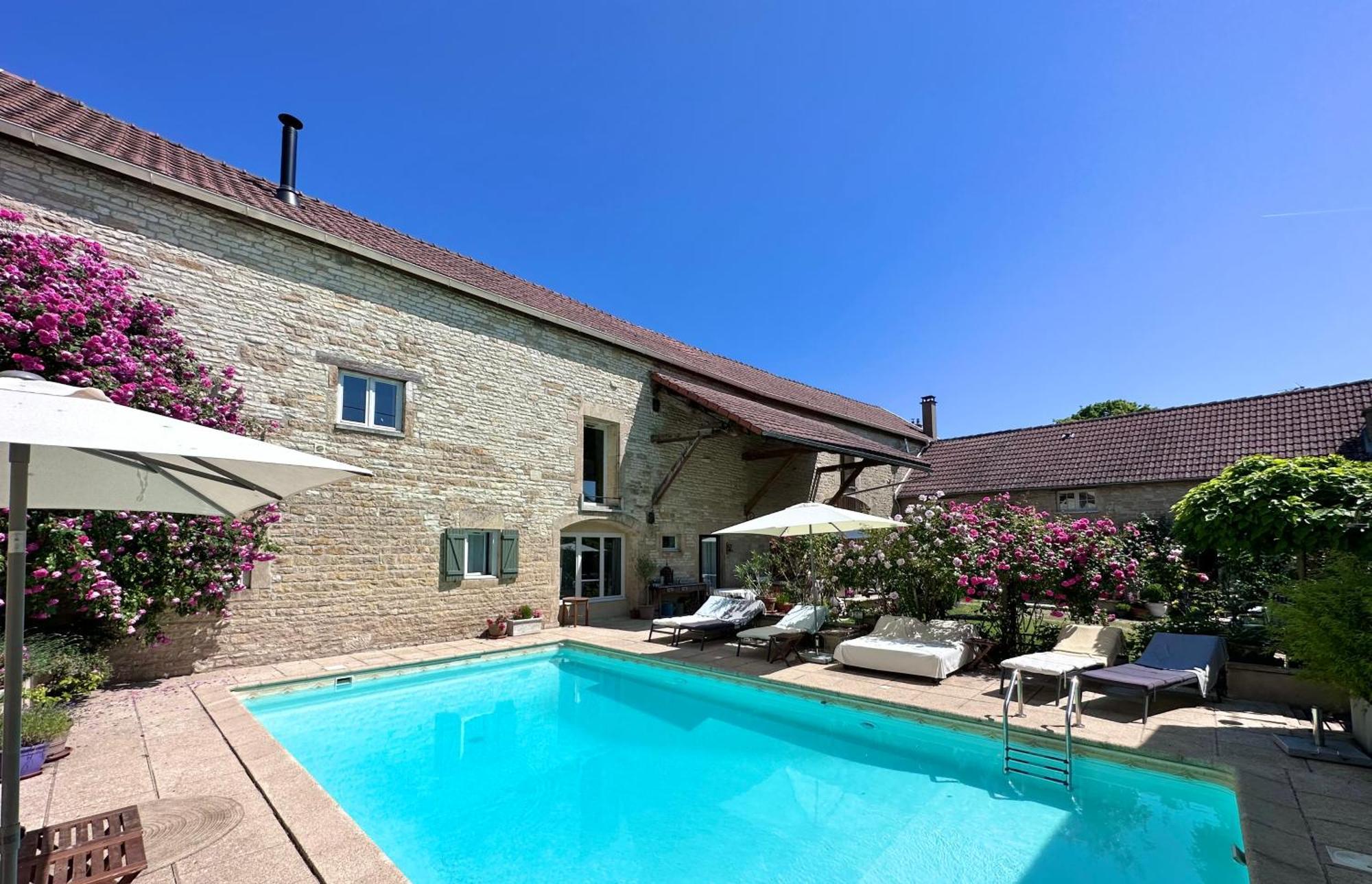 Bed and Breakfast La Cour Des Delices Gigny  Exterior foto