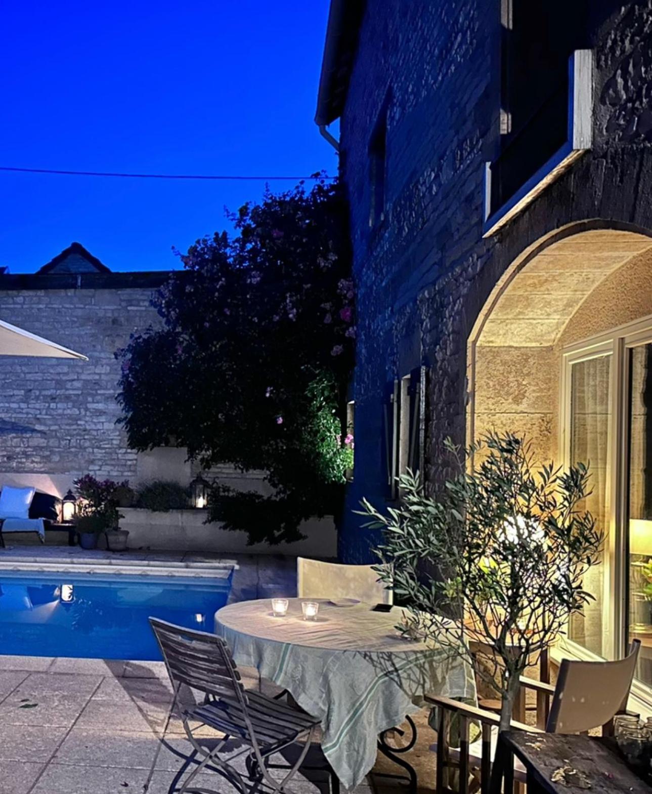 Bed and Breakfast La Cour Des Delices Gigny  Exterior foto