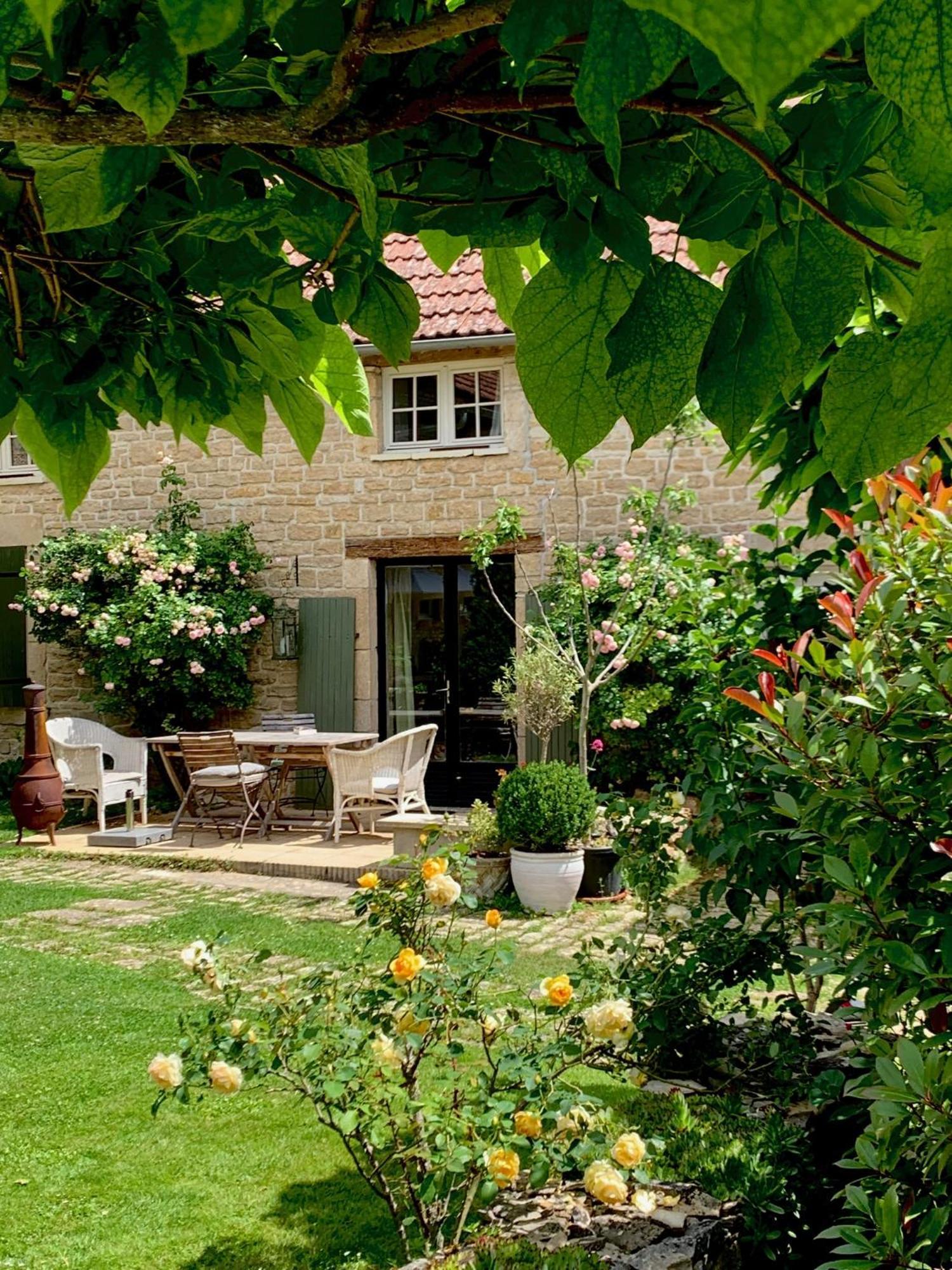 Bed and Breakfast La Cour Des Delices Gigny  Exterior foto