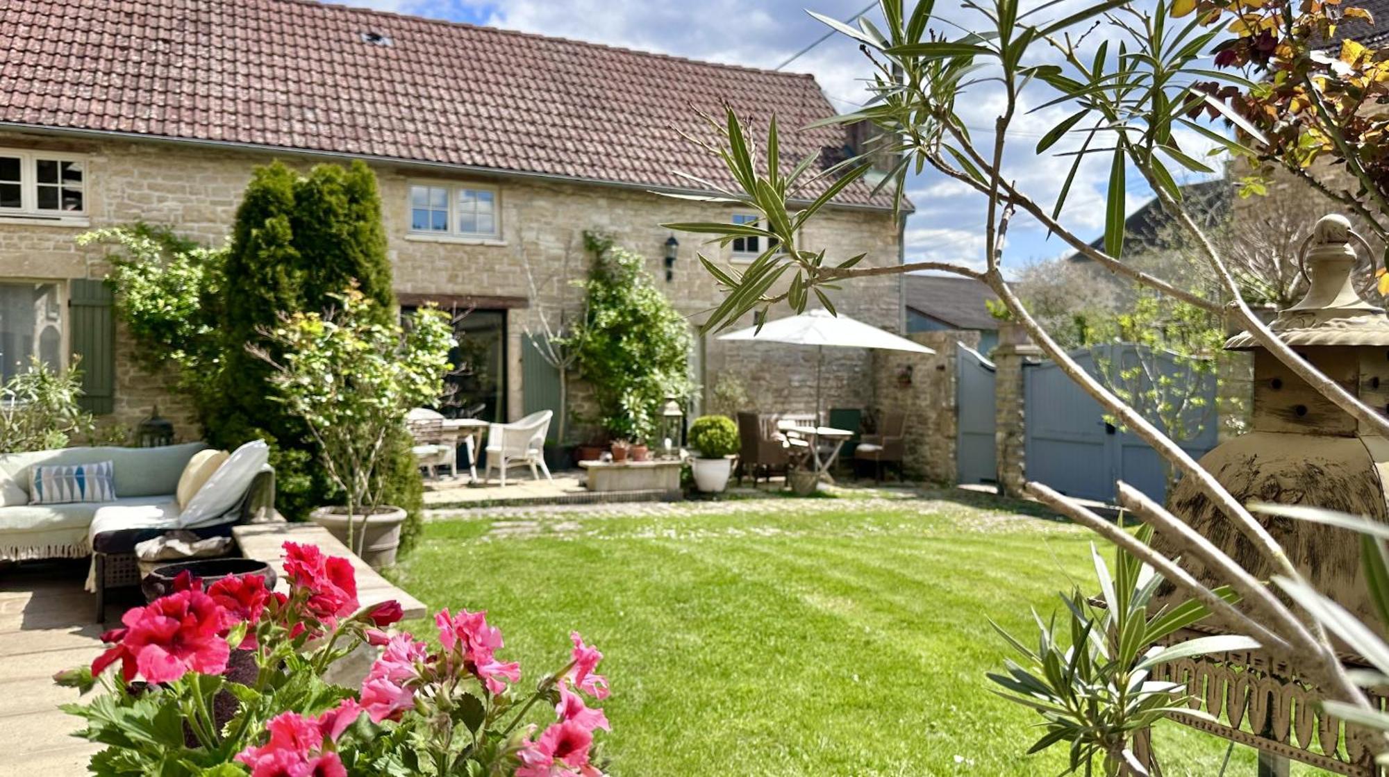 Bed and Breakfast La Cour Des Delices Gigny  Exterior foto
